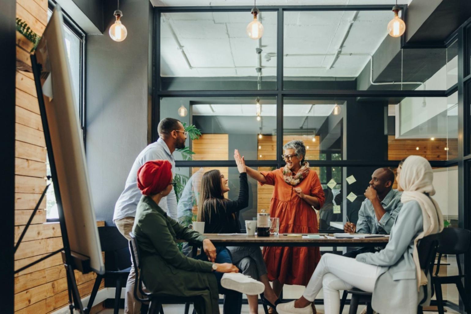Profesional revisando documentos de auditoría presupuestaria en oficina