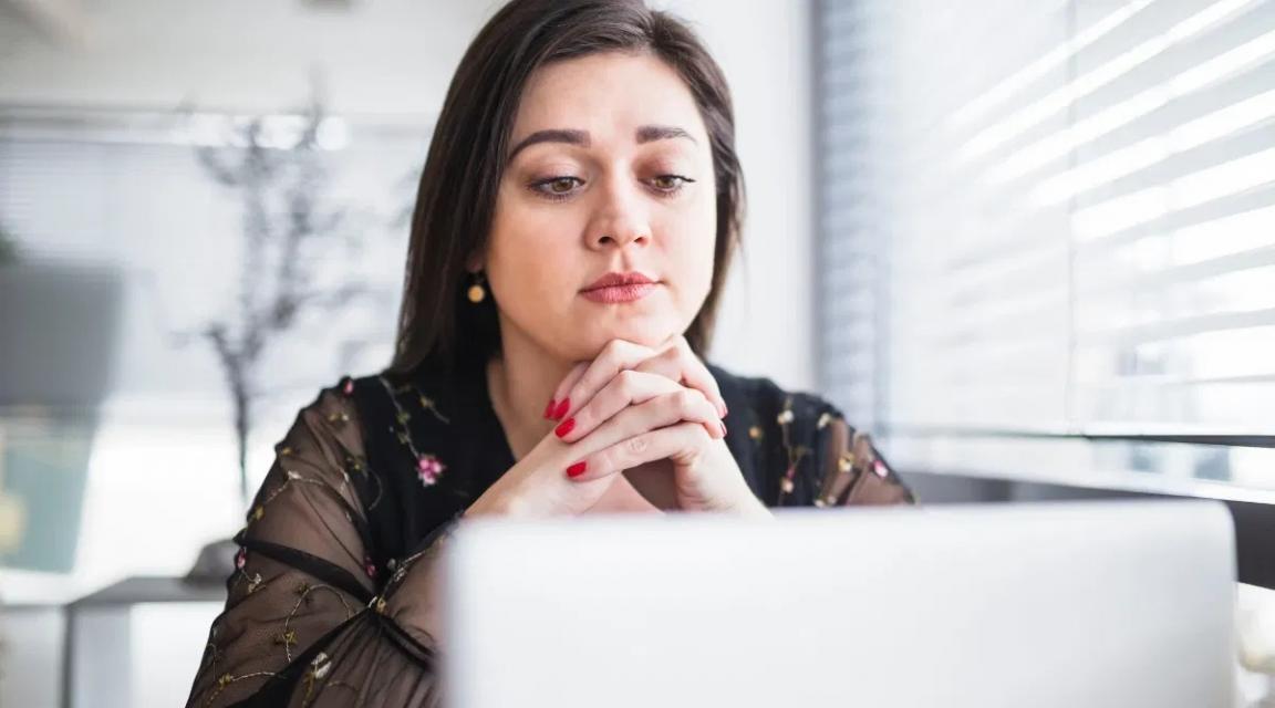 Participante revisando material de auditoría presupuestaria en sesión práctica